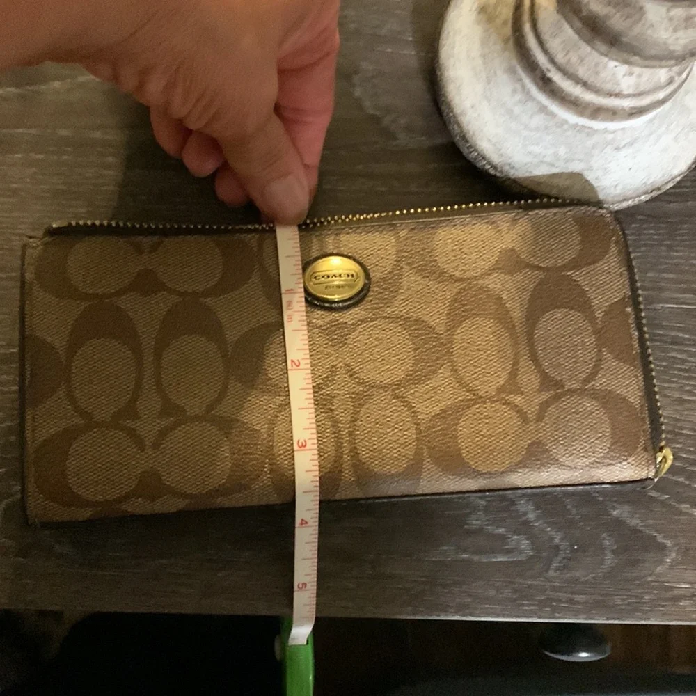 Authentic  Signature Coach Wallet NWOT - Picture 8 of 10